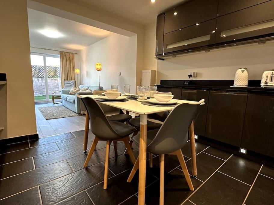 Cosy 4 Bed House In Botley,